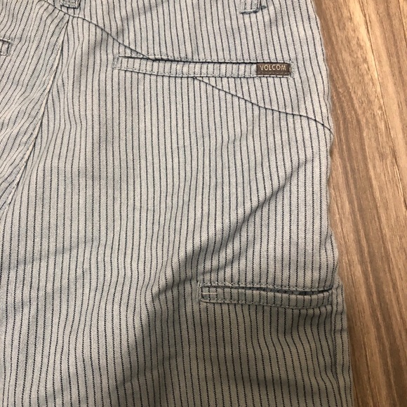 Volcom boys blue pin striped shorts 10 slim or 23 size - Picture 6 of 9
